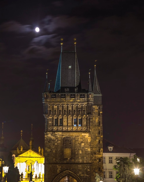 Tour du pont Charles au clair de lune