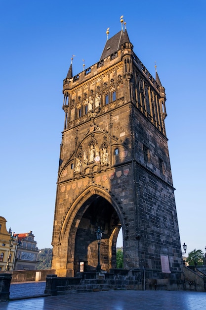 La tour du pont de la vieille ville garde la fin du pont Charles et l'entrée de la vieille ville de Prague République tchèque matin d'été ensoleillé