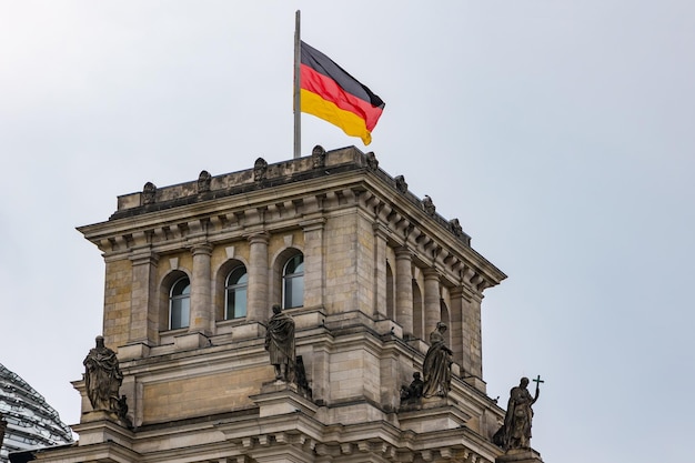 Photo la tour du reichstag avec le drapeau allemand dans la capitale allemande berlin allemagne