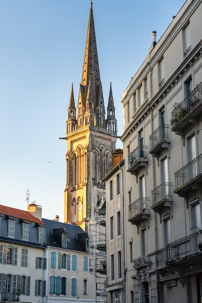 Photo la tour de l'église de san martin se démarque parmi les anciens bâtiments de la ville de pau france