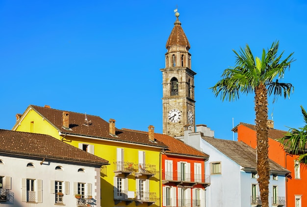 Tour de l'église St Pierre et Paul et bâtiments colorés du luxueux complexe d'Ascona sur le lac Majeur, canton du Tessin en Suisse.