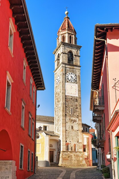 Tour de l'église St Pierre et Paul dans le luxueux complexe d'Ascona, sur le lac Majeur, dans le canton du Tessin, en Suisse.