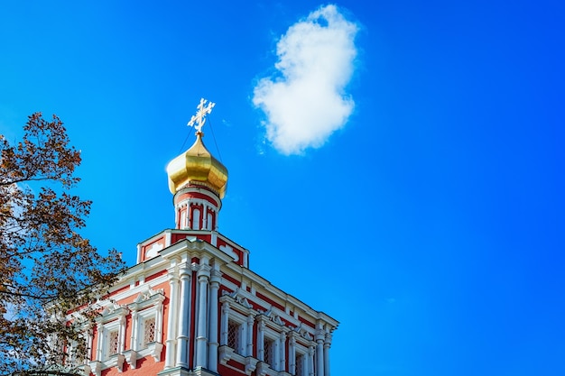 Tour de l'église Uspenskaya au couvent de Novodievitchi à Moscou en Russie