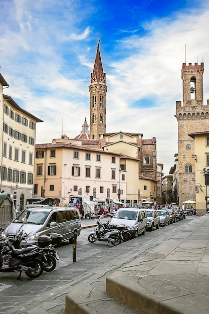 La tour de l'église vue depuis la rue à Florence en Italie en été