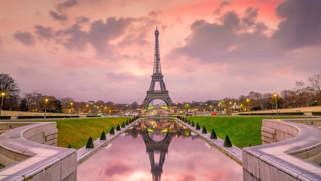 La tour Eiffel au lever du soleil depuis les fontaines du Trocadéro à Paris, France