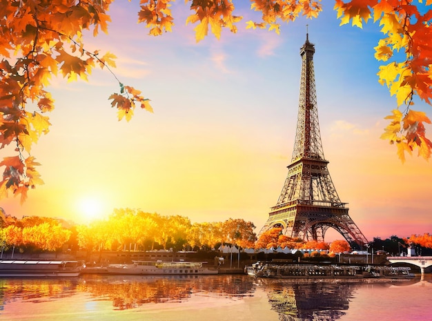 Tour Eiffel au lever du soleil