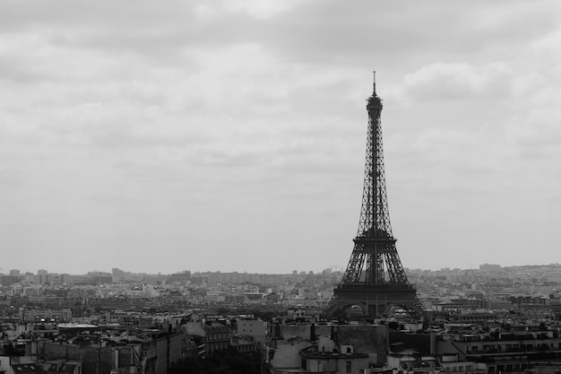La tour Eiffel au milieu du paysage urbain contre le ciel