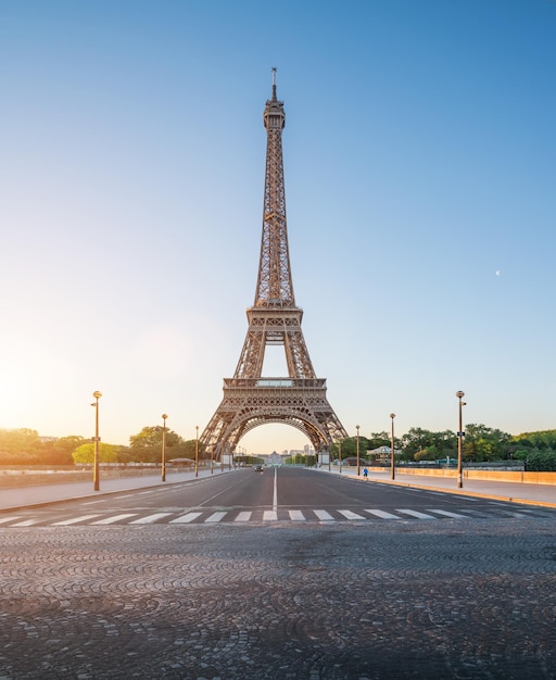 La tour Eiffel contre le ciel bleu