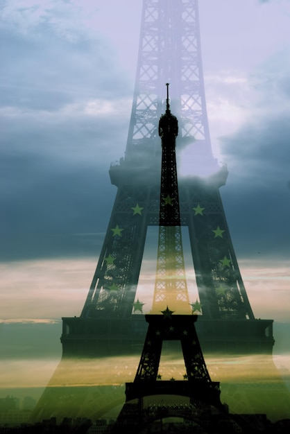 Photo la tour eiffel contre un ciel nuageux