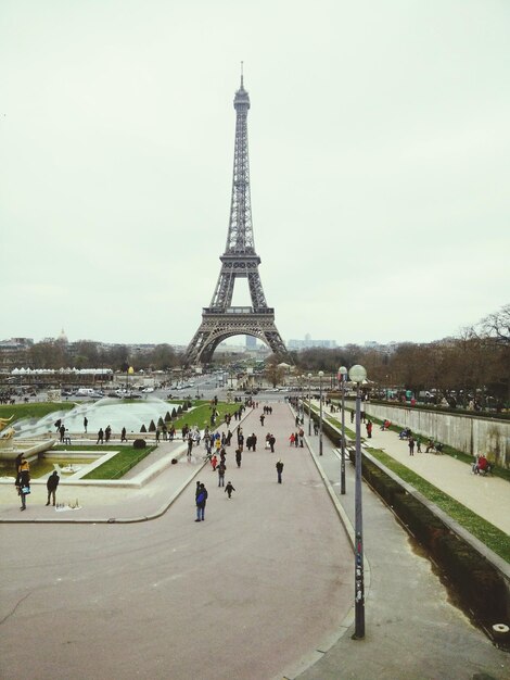 La tour Eiffel contre le ciel