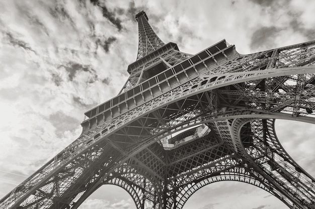 Tour Eiffel dans des couleurs noires et blanches