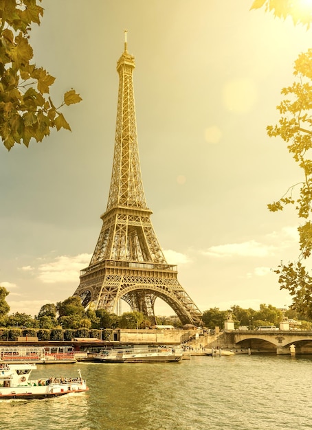 La Tour Eiffel depuis la Seine à Paris