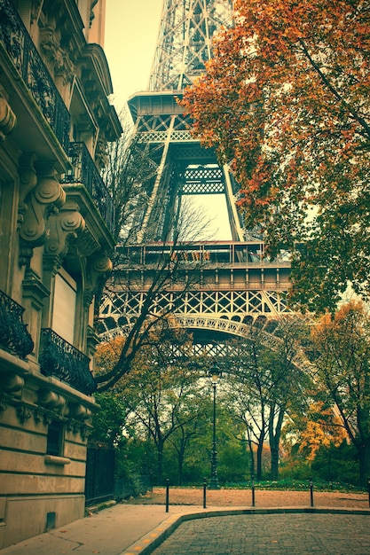 Photo tour eiffel entre les bâtiments de la ville en automne