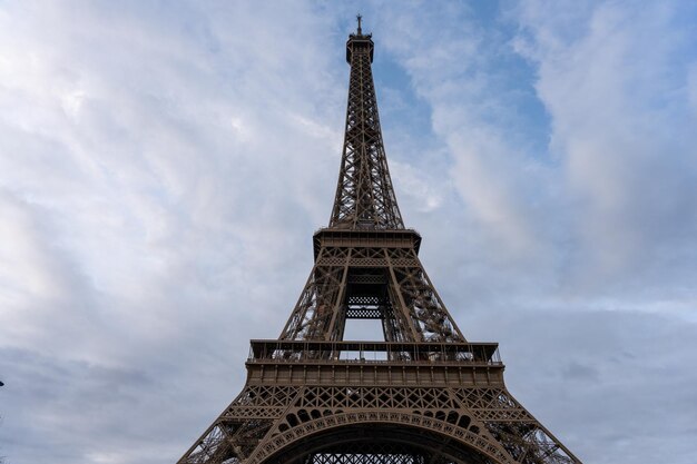 La tour Eiffel est une haute structure brune au sommet pointu.