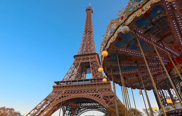 La tour Eiffel est le lieu de voyage le plus populaire et l'icône culturelle mondiale de la France et du monde