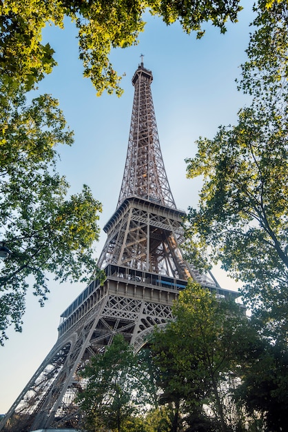 La Tour Eiffel, initialement appelée tour de 300 mètres, est une structure en fer grossièrement taillée. Il est situé à Paris, sur les bords de Seine. Symbole de la France et de sa capitale.