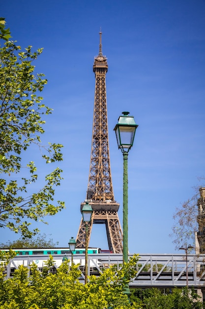 La tour Eiffel et le métro sur un pont à Paris, en France