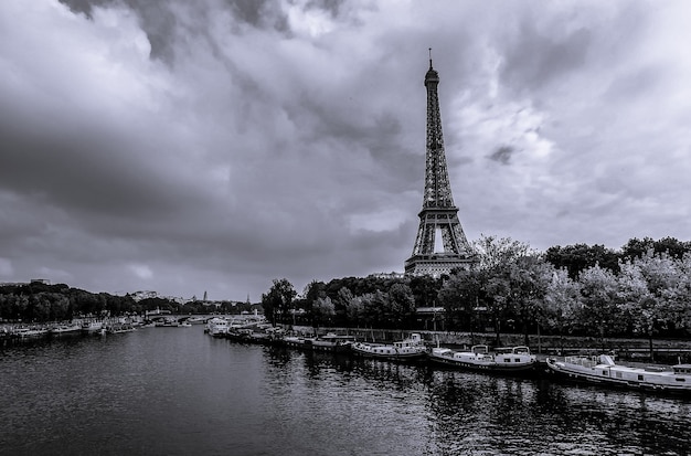 La tour Eiffel noire et blanche s'approche de la Seine