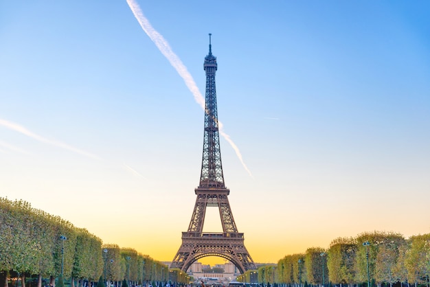 Tour Eiffel sur le parc du Champ de Mars au coucher du soleil à Paris, France