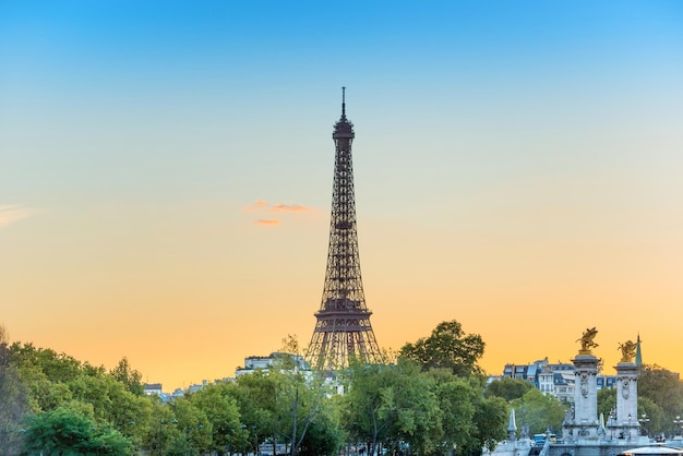 Tour Eiffel sur le parc du Champ de Mars au coucher du soleil à Paris, France