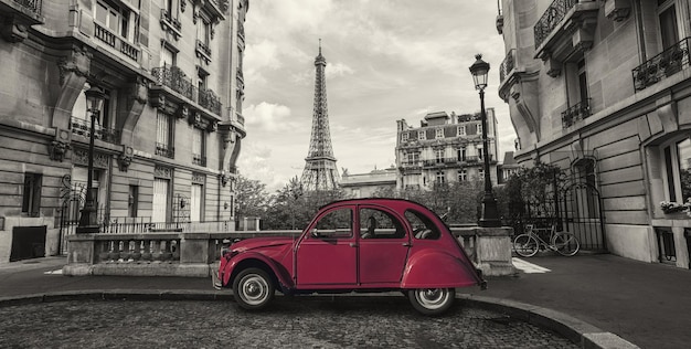 Tour Eiffel à Paris et voiture rouge rétro à l'avenue de Camoens