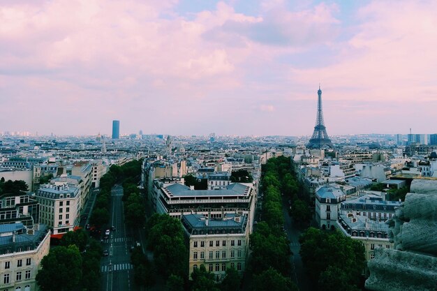 Photo la tour eiffel avec le paysage urbain contre le ciel