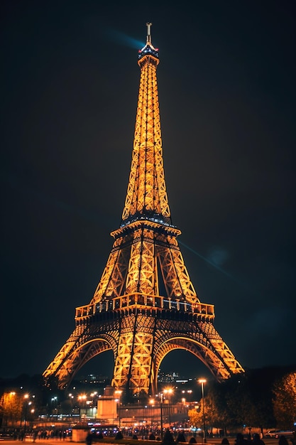 la tour eiffel se dresse dans la ville de paris