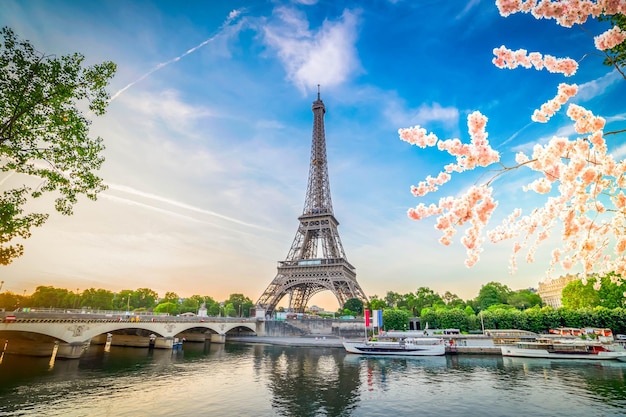 Tour Eiffel sur la Seine