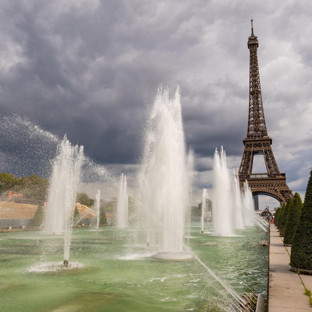 Photo tour eiffel vue à travers les fontaines du trocadéro au format carré de paris