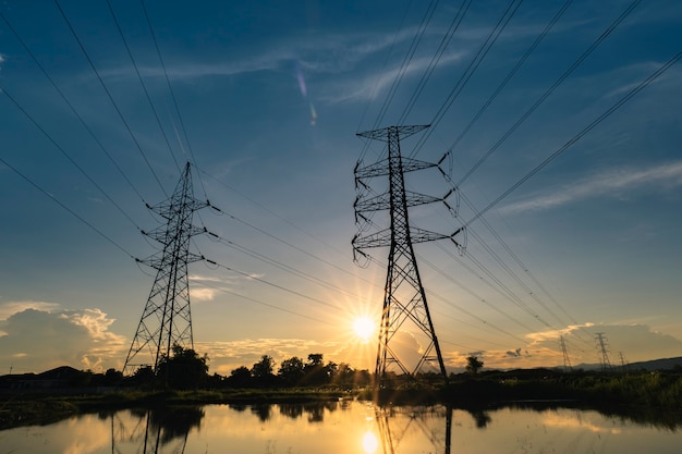 Tour électrique haute tension à l'heure du coucher du soleil et ciel sur fond de coucher de soleil.