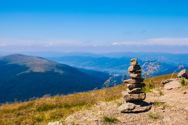 La tour de galets au sommet de la montagne, symbole d'équilibre et de détente