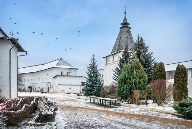 Tour GeorgievskoZnamenskaya du monastère de Pafnutiev à Borovsk et jour des pigeons