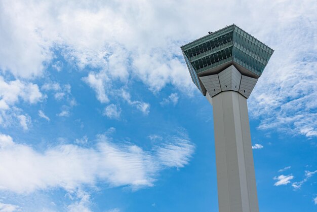 Photo la tour goryokaku en été, un jour ensoleillé, des nuages blancs et un ciel bleu. la tour est sur le pont de l'observatoire.