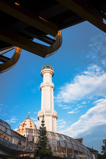Une tour de la grande mosquée avec un ciel bleu en arrière-plan