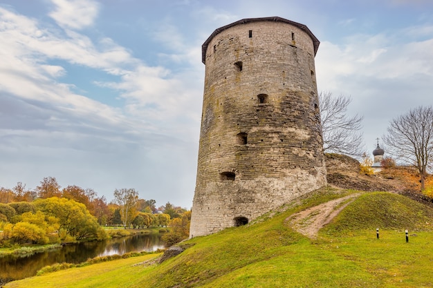 Une tour Gremyachaya délabrée sur la colline Gremyachaya à Pskov sur la rive de la rivière Pskova