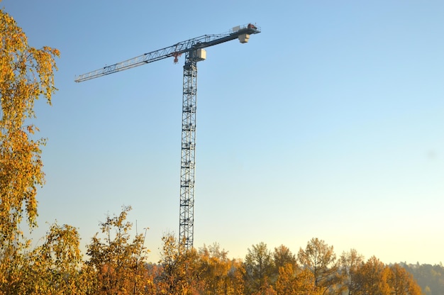 Tour de grue de construction contre un ciel bleu, un objet.