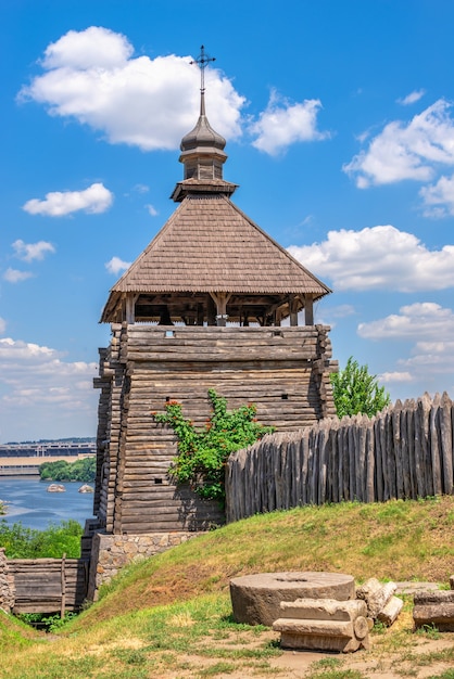 Tour de guet de fortification dans la réserve nationale de Khortytsia à Zaporozhye, Ukraine, lors d'une journée d'été ensoleillée