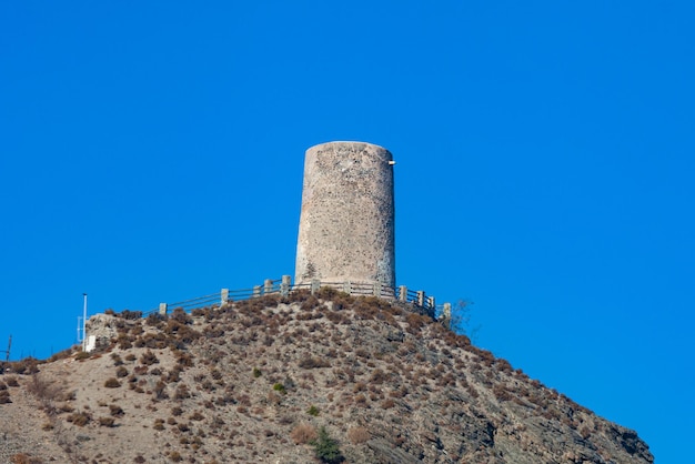 tour de guet sur promontoire rocheux sur la côte de grenade, andalousie