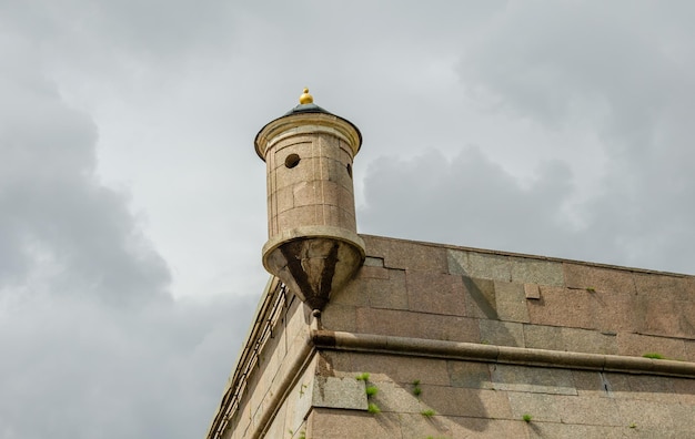 Tour de guet ronde sur le mur de la forteresse