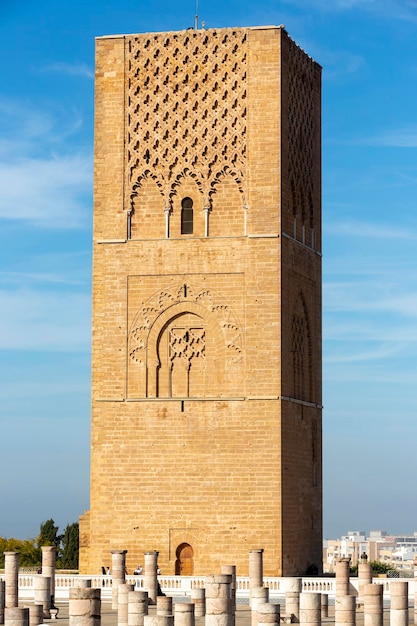 La tour Hassan contre le ciel bleu