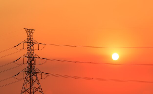 Tour à haute tension au coucher du soleil