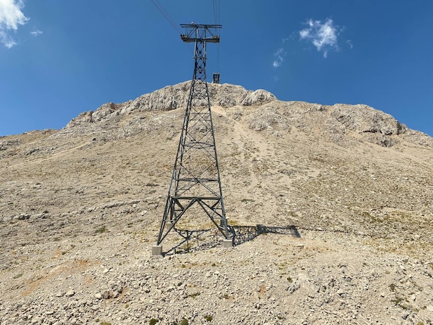 Tour à haute tension dans les montagnes