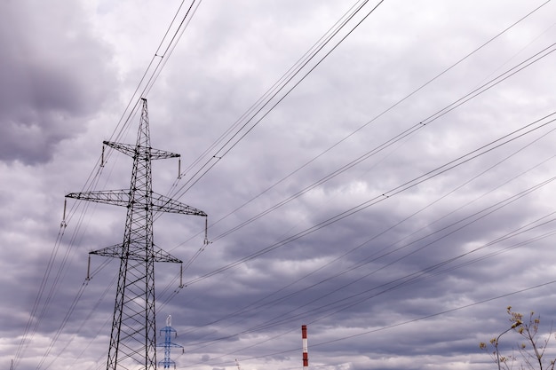 Tour à haute tension dans le quartier industriel de la ville