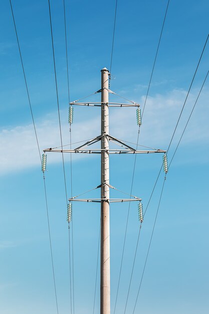 Tour haute tension sur fond de ciel bleu