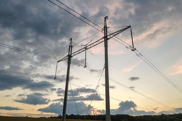 Tour haute tension avec lignes électriques au coucher du soleil