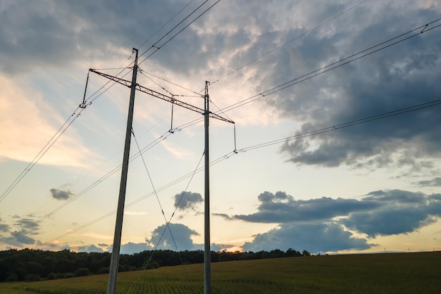 Tour haute tension avec lignes électriques au coucher du soleil