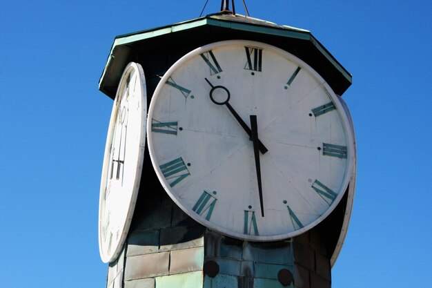 Tour de l'horloge à Aker Brygge à Oslo Norvège