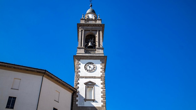 Une tour de l'horloge avec une cloche qui dit 'la cloche'