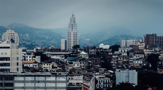 Tour de l'horloge dans le centre-ville de Rio de Janeiro au Brésil avec des favelas sur les collines