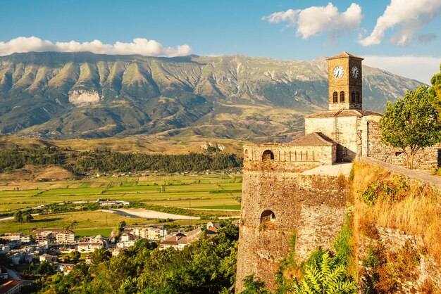 La tour de l'horloge dans le château de Gjirokaster en Albanie